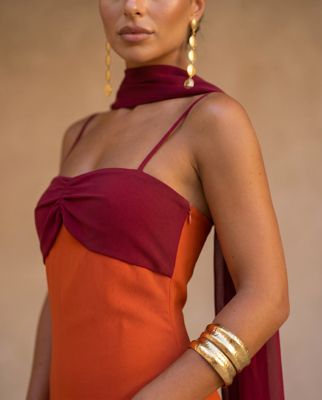 Laura | Vestido en naranja con escote en rojo (PRE ORDER 12-13 JUNIO)